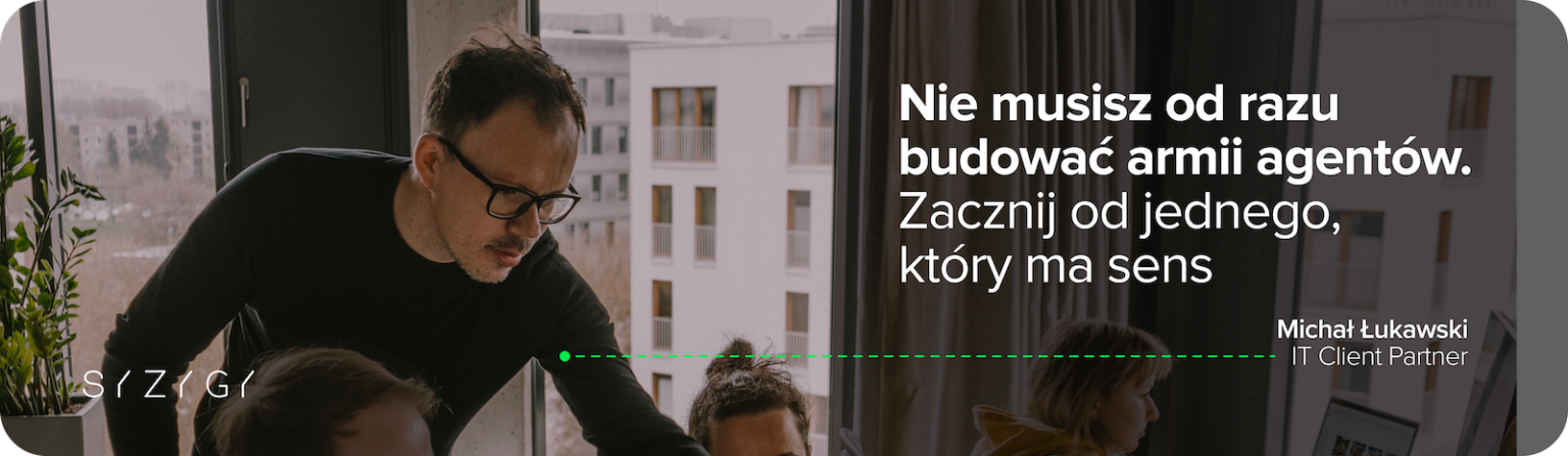 Zespół podczas spotkania w biurze — mężczyzna w okularach pochyla się nad stołem, wspólnie z pozostałymi omawiają wdrożenie agenta AI wykorzystującego sztuczną inteligencję. Hasło na grafice brzmi: „Nie musisz od razu budować armii agentów. Zacznij od jednego, który ma sens”. To nawiązanie do podejścia, w którym agenci uczący się na podstawie wzorców i doświadczeń wspierają wykonywanie zadań w różnych branżach. Na grafice widoczne jest również logo SYZYGY i podpis Michała Łukawskiego, IT Client Partnera.