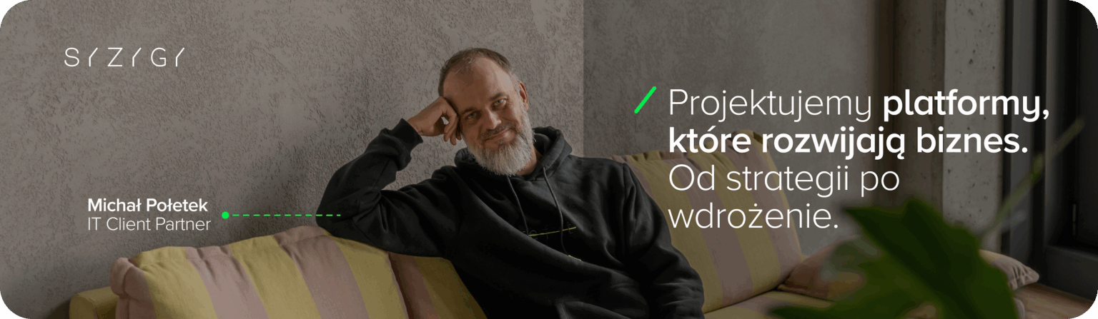 Michał Połetek, IT Client Partner w SYZYGY, na tle biura z banerem promującym projektowanie i wdrażanie platform cyfrowych dla biznesu.