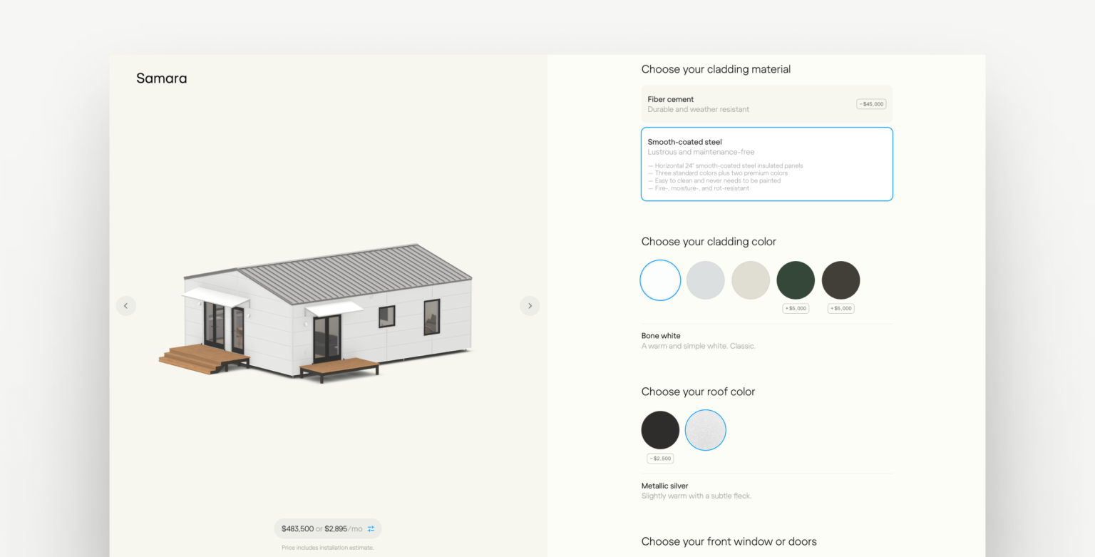 A configurator in the webshop presenting a real-time preview of the user's choices before ordering. The screen shows a modular building with a white façade and a dark roof, along with a choice of façade material, façade colour, roof colour and windows and doors. On the right-hand side, the configuration options are shown, including materials, colours and prices for the various elements. The final price of the product including the selected changes is shown.