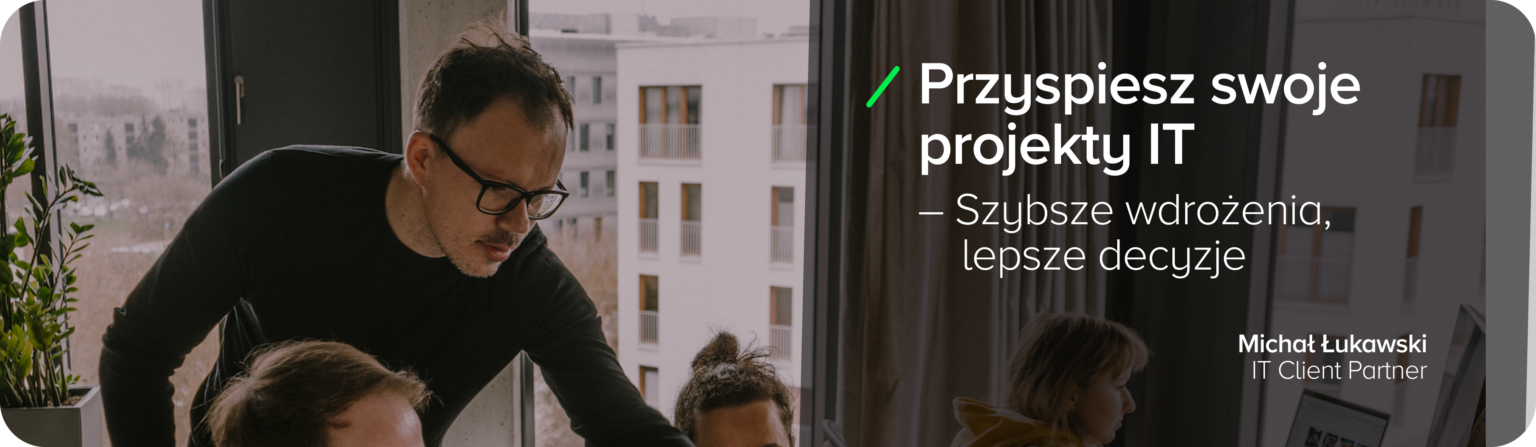 Zespół IT podczas pracy nad projektem, ilustrujący temat webinaru ‘Jak tworzyć RFP, które ułatwiają porównywanie ofert?’. Nagłówek na grafice brzmi: ‘Przyspiesz swoje projekty IT – Szybsze wdrożenia, lepsze decyzje’. Michał Łukawski, IT Client Partner, podkreśla znaczenie precyzyjnego RFP w usprawnianiu procesów przetargowych, przyspieszaniu wdrożeń technologicznych oraz podejmowaniu lepszych decyzji projektowych.