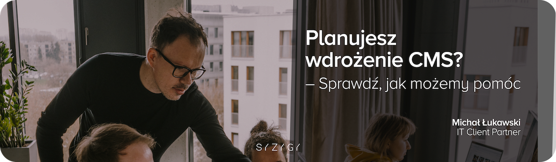 Zdjęcie przedstawia Michała Łukawskiego, IT Client Partnera, podczas spotkania z zespołem, omawiającego projekt wdrożenia systemu zarządzania treścią (CMS). Na grafice znajduje się tekst ‘Planujesz wdrożenie CMS? – Sprawdź, jak możemy pomóc’. Tło stanowi nowoczesne wnętrze biura z widokiem na miejską zabudowę. Grafika zachęca do kontaktu w sprawie zapytania ofertowego (RFP) na wdrożenie nowego CMS, szczególnie dla firm poszukujących skalowalnych i elastycznych rozwiązań w zakresie zarządzania treścią.
