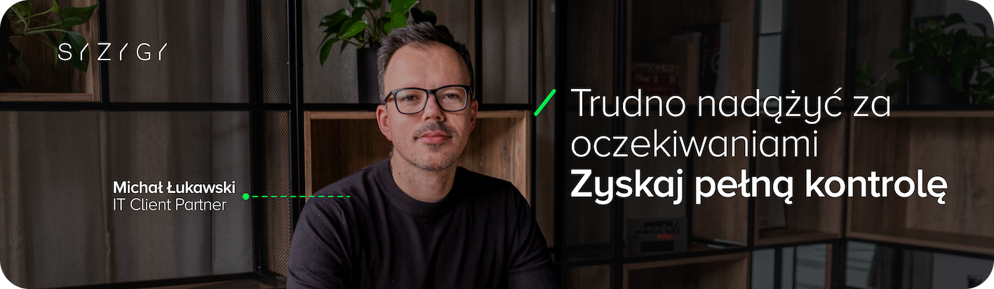 Zdjęcie Michała Łukawskiego, IT Client Partnera SYZYGY, siedzącego w nowoczesnym biurze z drewnianymi regałami i roślinami w tle. Obok niego znajduje się tekst: ‘Trudno nadążyć za oczekiwaniami? Zyskaj pełną kontrolę’, podkreślający wyzwania związane z elastycznością i zarządzaniem cyfrowymi platformami.