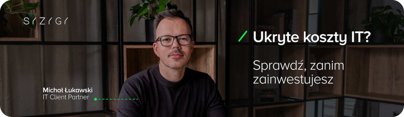 Portret Michała Łukawskiego, IT Client Partnera w SYZYGY, na tle nowoczesnego biura. Obok tekst: ‘Ukryte koszty IT? Sprawdź, zanim zainwestujesz’. Grafika nawiązuje do analizy TCO (Total Cost of Ownership), podkreślając znaczenie prognozowanych wydatków i kosztów eksploatacji w IT. W momencie zakupu oprogramowania lub infrastruktury warto uwzględnić koszty utrzymania oraz koszty pośrednie, które wpływają na całkowity koszt pozyskania rozwiązania IT.